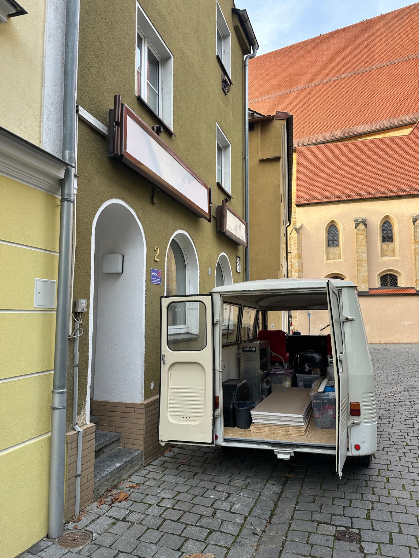 Bus voller Werkzeug vor Objekt