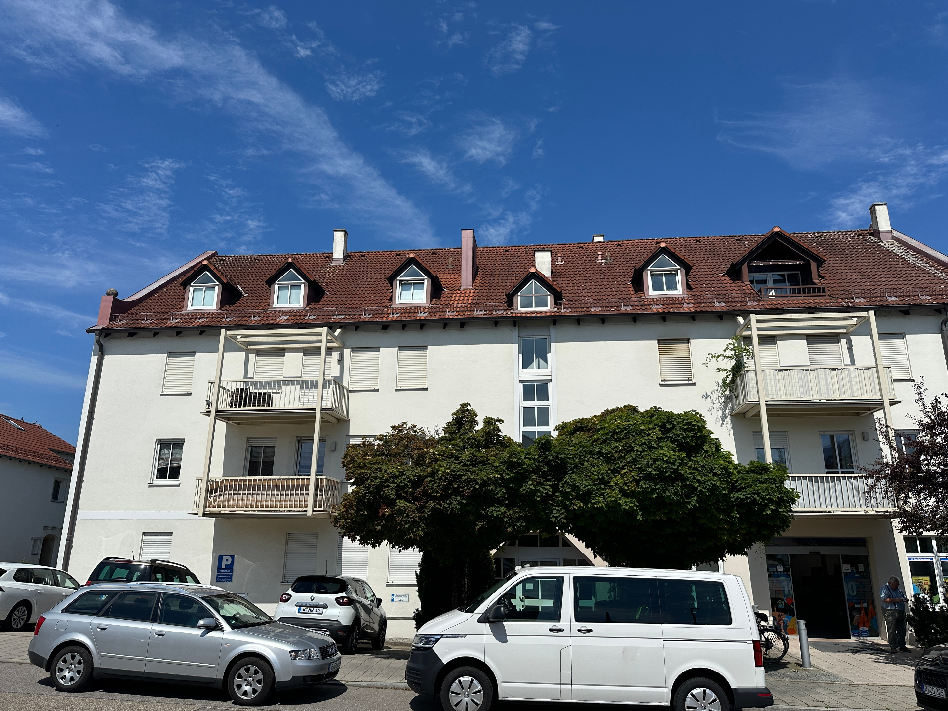 Mehrfamilienhaus mit Bus davor